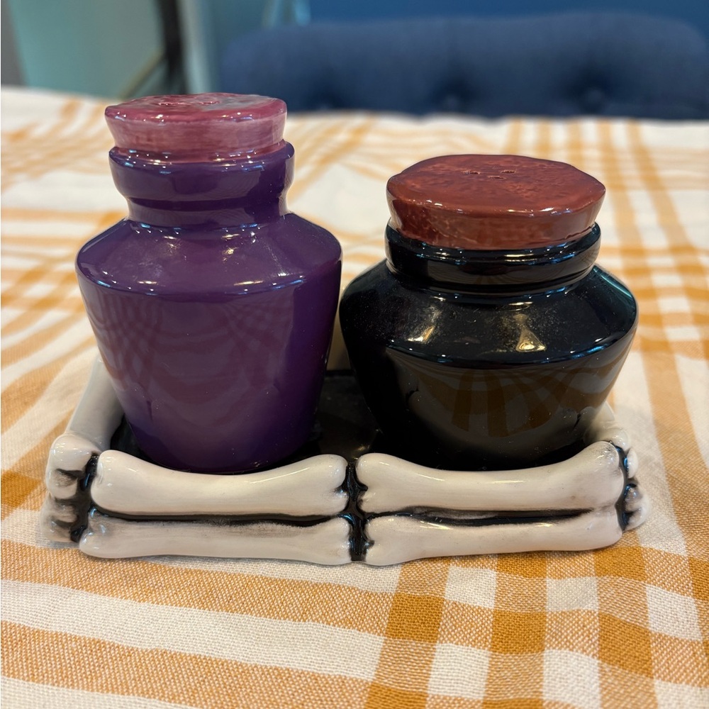 NWT Poison Jar of Salt and Pepper set, with Skull Tray π π€ π - Picture 2 of 8